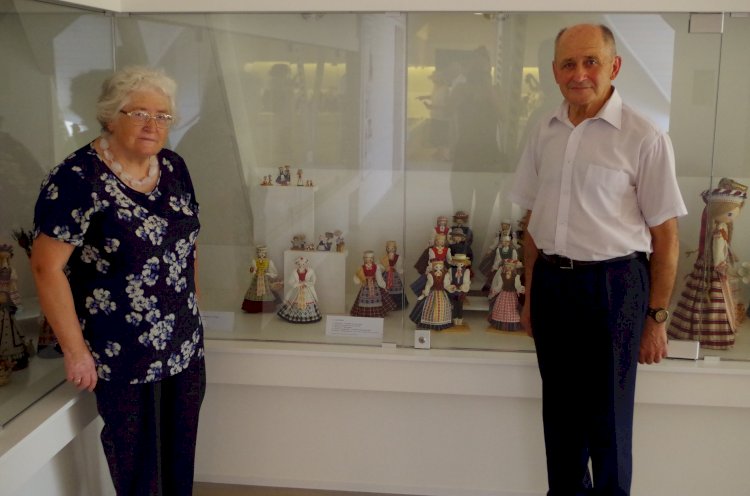 Liaudies buities muziejuje Laima ir Petras Levickai pristatė etnografines lėles